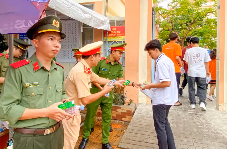 Chiến sĩ mang nước tiếp sức cho các thí sinh trước giờ vào phòng thi.