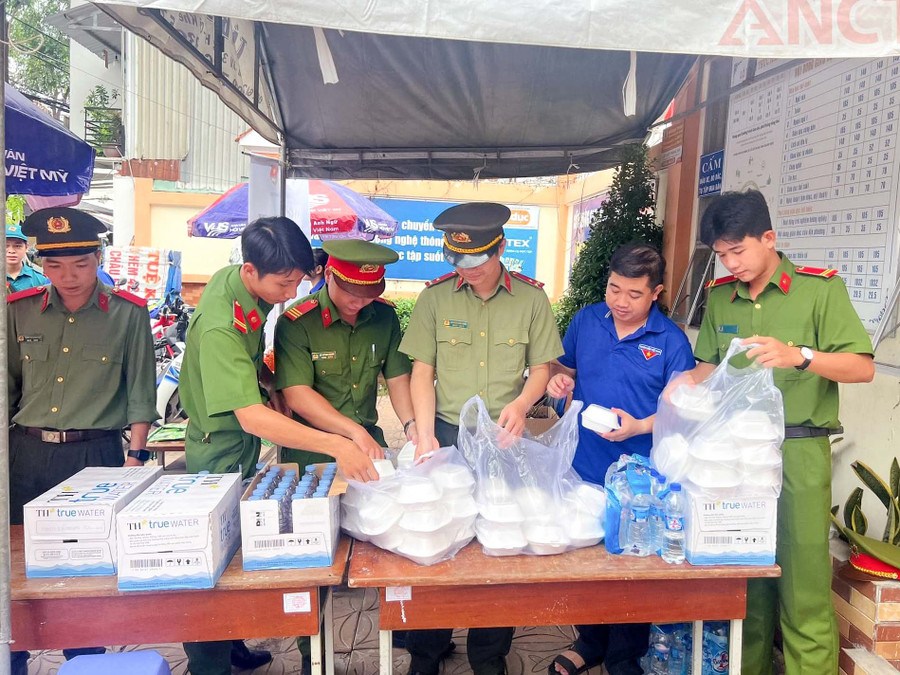 Chuẩn bị sẵn những phần bánh, nước suối để hỗ trợ thí sinh. Chuẩn bị sẵn những phần bánh, nước suối để hỗ trợ thí sinh.