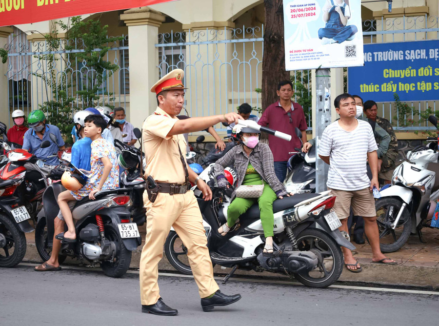 Chiến sĩ Cảnh sát giao thông điều tiết giao thông tại điểm thi. Chiến sĩ Cảnh sát giao thông điều tiết giao thông tại điểm thi.
