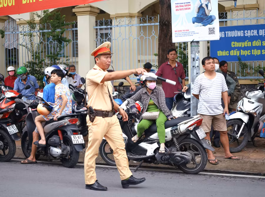 Chiến sĩ Cảnh sát giao thông điều tiết giao thông tại điểm thi.