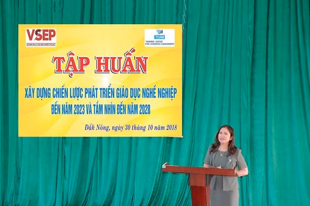 Bà Tôn Thị Ngọc Hạnh - Phó chủ tịch tỉnh Đắk Nông phát biểu chỉ đạo tại một hội nghị tập huấn công tác xây dựng chiến lược phát triển giáo dục