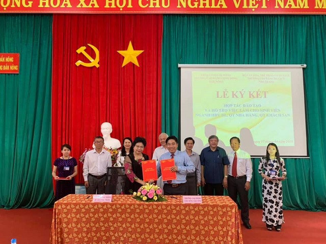 Với vị thế và vai trò đặc biệt của mình, Trường Cao đẳng Cộng đồng Đắk Nông đã và đang xây dựng hướng đi riêng cho mình, ký kết hợp tác với nhiều trường ĐH lớn trên cả nước, cũng như Doanh nghiệp trong và ngoài tỉnh nhằm đảm bảo đầu ra việc làm cho sinh viên Với vị thế và vai trò đặc biệt của mình, Trường Cao đẳng Cộng đồng Đắk Nông đã và đang xây dựng hướng đi riêng cho mình, ký kết hợp tác với nhiều trường ĐH lớn trên cả nước, cũng như Doanh nghiệp trong và ngoài tỉnh nhằm đảm bảo đầu ra việc làm cho sinh viên