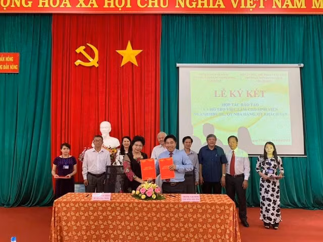 Với vị thế và vai trò đặc biệt của mình, Trường Cao đẳng Cộng đồng Đắk Nông đã và đang xây dựng hướng đi riêng cho mình, ký kết hợp tác với nhiều trường ĐH lớn trên cả nước, cũng như Doanh nghiệp trong và ngoài tỉnh nhằm đảm bảo đầu ra việc làm cho sinh viên