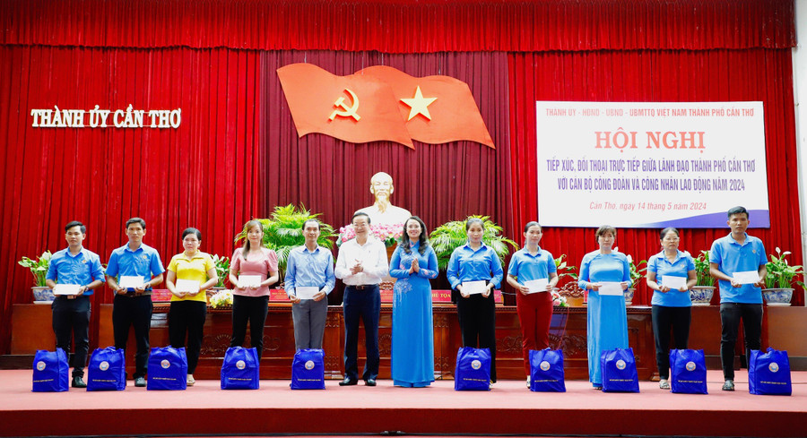 TP Cần Thơ trao 30 suất quà cho công nhân lao động có hoàn cảnh khó khăn tại hội nghị. TP Cần Thơ trao 30 suất quà cho công nhân lao động có hoàn cảnh khó khăn tại hội nghị.