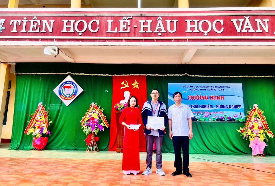 Thầy Nguyễn Hữu Kỳ - Hiệu trưởng nhà trường trao thưởng em Lê Trung Hiếu và giáo viên hướng dẫn Lê Hải Lý. Thầy Nguyễn Hữu Kỳ - Hiệu trưởng nhà trường trao thưởng em Lê Trung Hiếu và giáo viên hướng dẫn Lê Hải Lý.