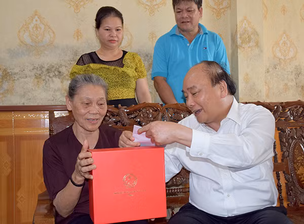 Thủ tướng Nguyễn Xuân Phúc thăm và tặng quà các gia đình chính sách tại Yên Bái