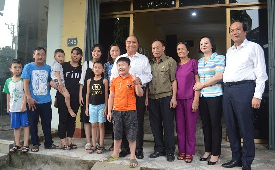 Thủ tướng Nguyễn Xuân Phúc thăm, tặng quà và chụp ảnh lưu niệm cùng gia đình ông Phạm Văn Tín, thương binh hạng 1/4 tại tổ 6, phường Yên Ninh (Ảnh Cổng TTĐT YB) Thủ tướng Nguyễn Xuân Phúc thăm, tặng quà và chụp ảnh lưu niệm cùng gia đình ông Phạm Văn Tín, thương binh hạng 1/4 tại tổ 6, phường Yên Ninh (Ảnh Cổng TTĐT YB)
