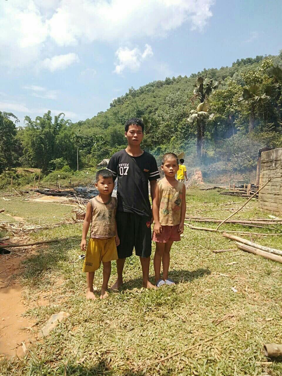 Ba bố con anh Trần Văn Lực trước đám cháy Ba bố con anh Trần Văn Lực trước đám cháy