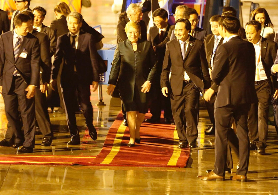 Bộ trưởng Phùng Xuân Nhạ đón bà Michelle Bachelet - Tổng thống Chile