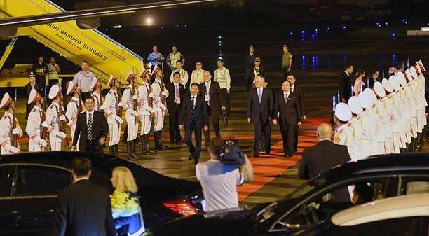 Bộ trưởng Phùng Xuân Nhạ đón Thủ tướng Australia Malcolm Turnbull.