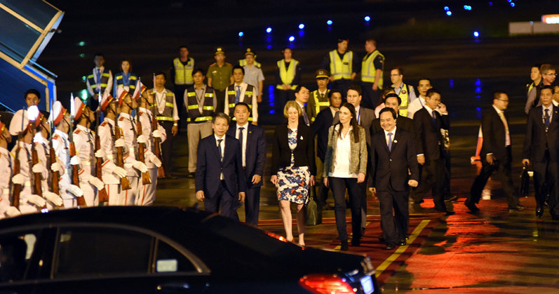 Bộ trưởng Phùng Xuân Nhạ đón Thủ tướng New Zealand Jacinda Ardern.