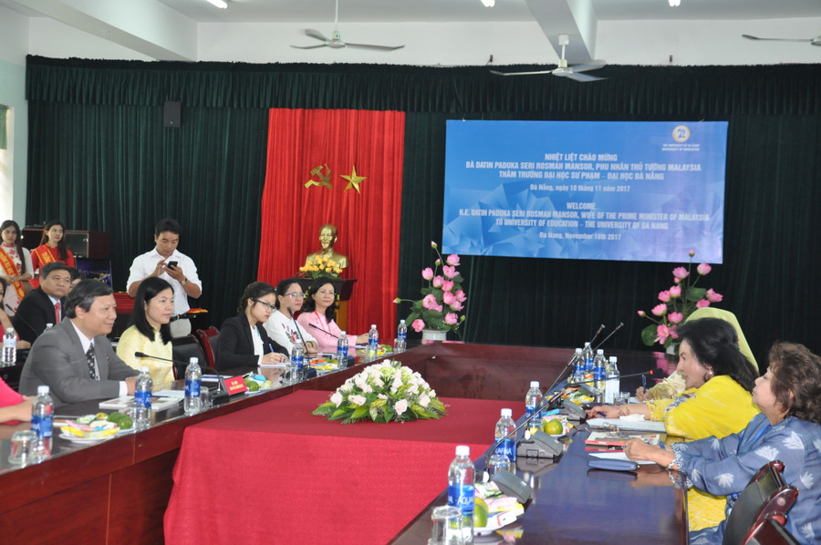 Thay mặt lãnh đạo nhà trường, PGS.TS Lê Quang Sơn – Phó Hiệu trưởng Trường ĐH Sư phạm Đà Nẵng thông tin, chia sẻ kinh nghiệm đào tạo giáo viên mầm non với Phu nhân Thủ tướng Malaysia.