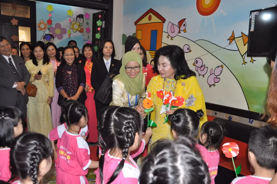 Bà Datin Paduka Seri Rosmah Mansor tặng quà cho trẻ mầm non Sen Hồng. 