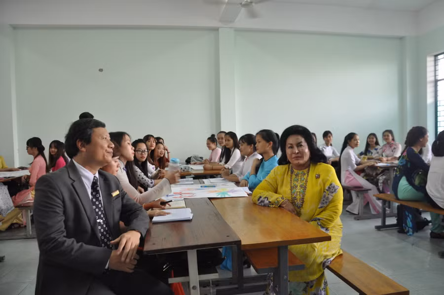 Bà Datin Paduka Seri Rosmah Mansor đến thăm lớp học sinh viên mầm non.