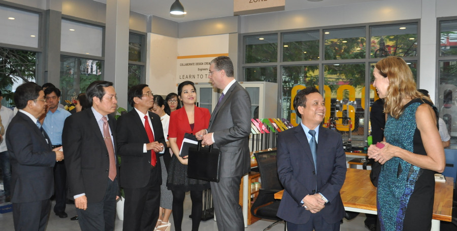 Các đại biểu tham quan Không gian đổi mới sáng tạo tại ĐH Đà Nẵng