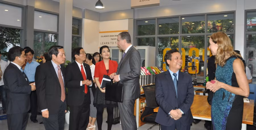 Các đại biểu tham quan Không gian đổi mới sáng tạo tại ĐH Đà Nẵng