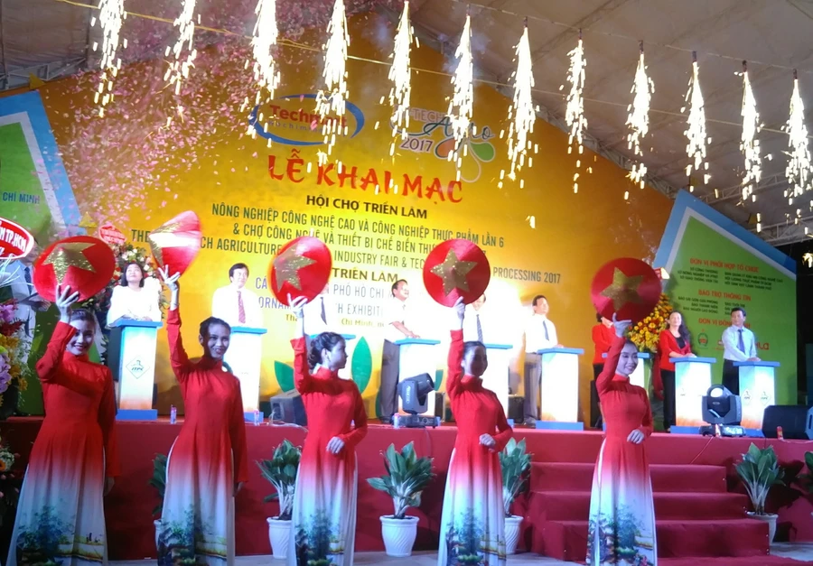 Quang cảnh Lễ bấm nút khai mạc Hội chợ Hi-Tech Agro 2017