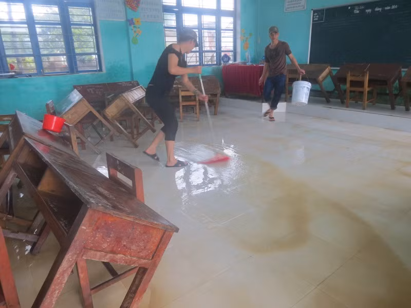 Giáo viên vùng hạ lưu sông Hương dọn dẹp phòng học Giáo viên vùng hạ lưu sông Hương dọn dẹp phòng học