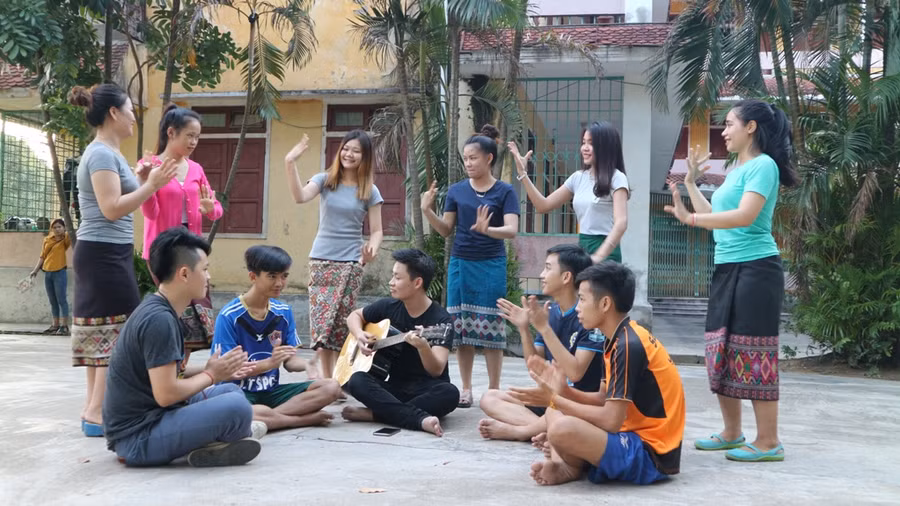 Hầu hết các bạn sinh viên Lào ở trong ký túc xá, rất yêu thích văn nghệ, thể thao