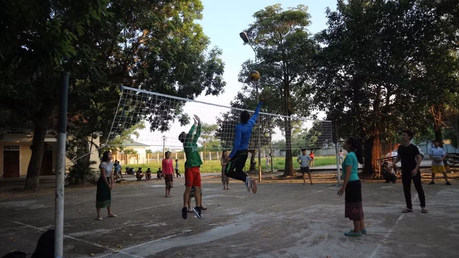 Giao lưu đánh bóng với các bạn