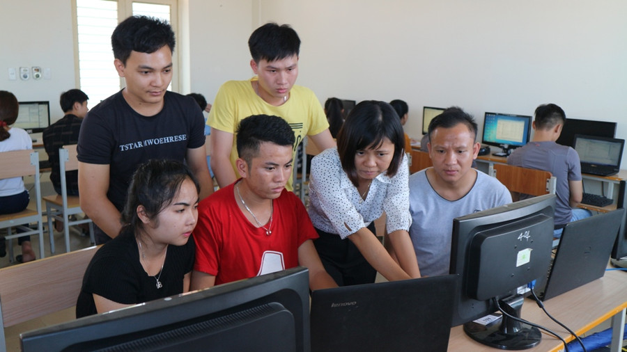 . Các bạn sinh viên Lào học Khoa công nghệ thông tin, ĐH Sư phạm Kỹ thuật Vinh . Các bạn sinh viên Lào học Khoa công nghệ thông tin, ĐH Sư phạm Kỹ thuật Vinh
