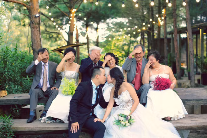 Cả Hà Nội mới có một gia đình “yêu tận tim”: Ông bà, thông gia cưới cùng cô dâu, chú rể vui như thế này! - Ảnh 1.
