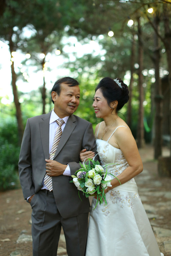 Cả Hà Nội mới có một gia đình “yêu tận tim”: Ông bà, thông gia cưới cùng cô dâu, chú rể vui như thế này! - Ảnh 8. Cả Hà Nội mới có một gia đình “yêu tận tim”: Ông bà, thông gia cưới cùng cô dâu, chú rể vui như thế này! - Ảnh 8.