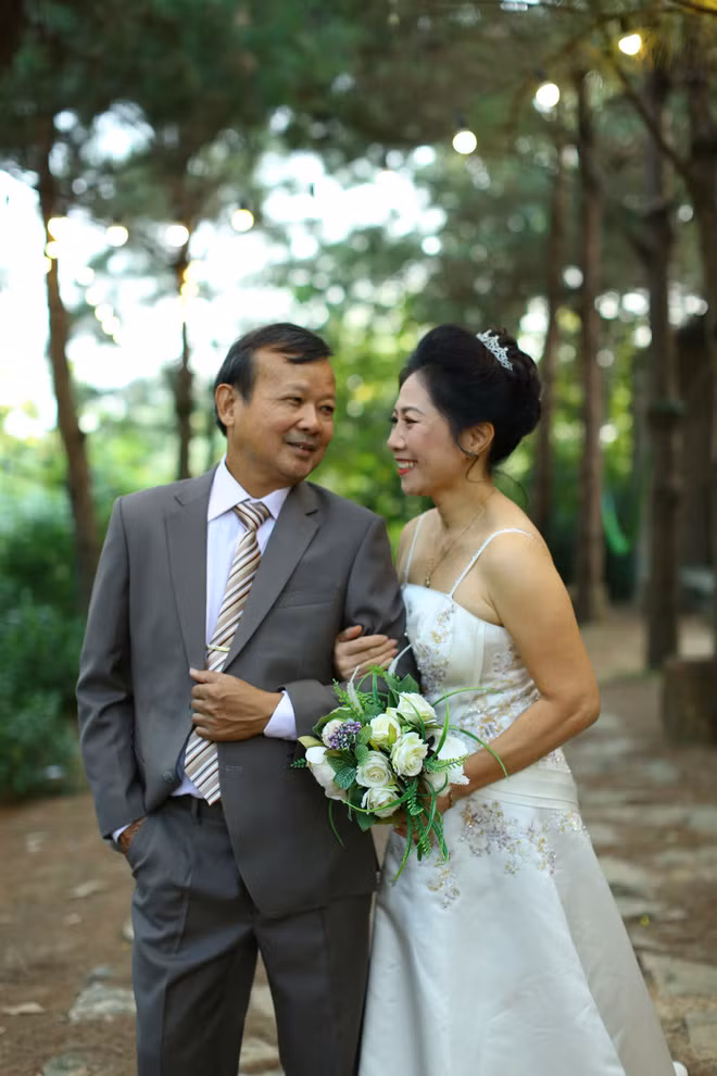 Cả Hà Nội mới có một gia đình “yêu tận tim”: Ông bà, thông gia cưới cùng cô dâu, chú rể vui như thế này! - Ảnh 8.