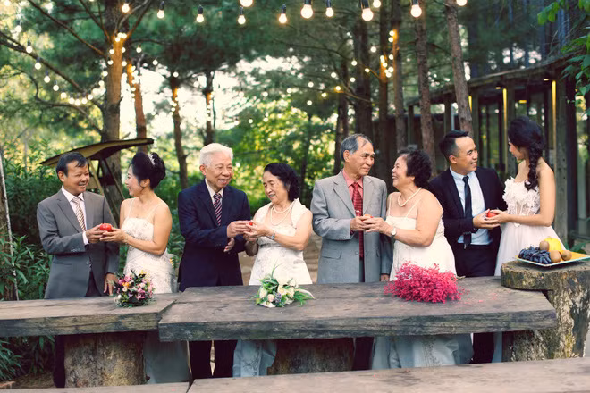 Cả Hà Nội mới có một gia đình “yêu tận tim”: Ông bà, thông gia cưới cùng cô dâu, chú rể vui như thế này! - Ảnh 3.