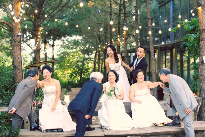 Cả Hà Nội mới có một gia đình “yêu tận tim”: Ông bà, thông gia cưới cùng cô dâu, chú rể vui như thế này! - Ảnh 2.