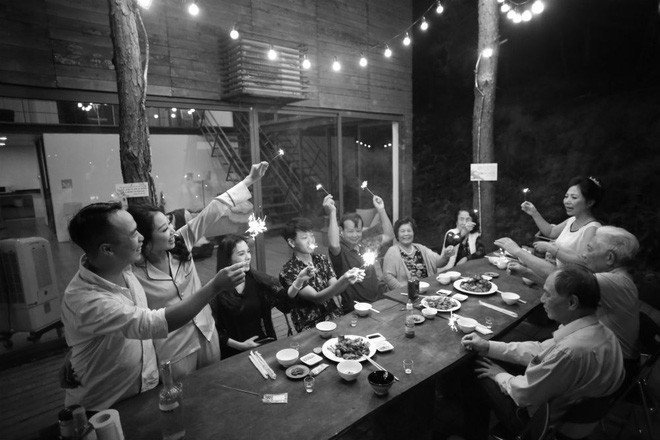 Cả Hà Nội mới có một gia đình “yêu tận tim”: Ông bà, thông gia cưới cùng cô dâu, chú rể vui như thế này! - Ảnh 10. Cả Hà Nội mới có một gia đình “yêu tận tim”: Ông bà, thông gia cưới cùng cô dâu, chú rể vui như thế này! - Ảnh 10.