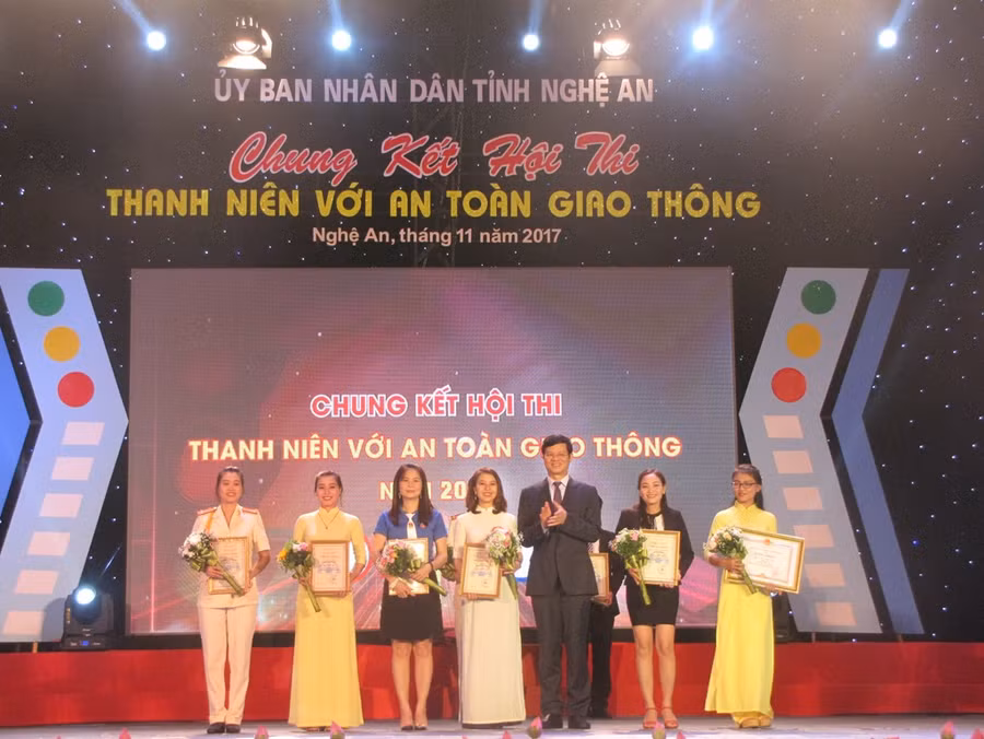 Ban tổ chức trao giải cho các cá nhân xuất sắc nhất hội thi