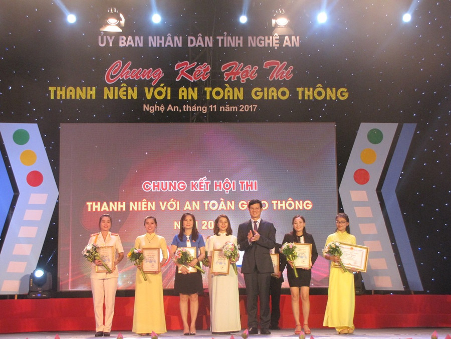 Ban tổ chức trao giải cho các cá nhân xuất sắc nhất hội thi