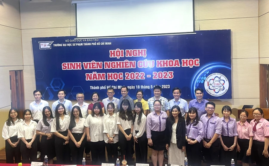 Các sinh viên tại Tiểu ban 3 chụp hình kỉ niệm trong phiên báo cáo sáng 18/5. 