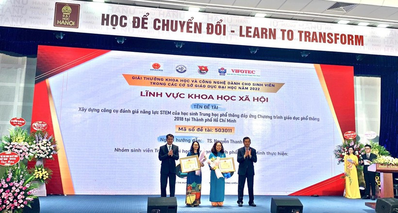 Sinh viên Trường ĐH Sư phạm TPHCM đạt giải Nhất, Giải thưởng Sinh viên nghiên cứu khoa học Eureka. Sinh viên Trường ĐH Sư phạm TPHCM đạt giải Nhất, Giải thưởng Sinh viên nghiên cứu khoa học Eureka.