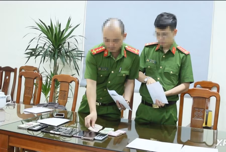 Công an kiểm tra tang vật thu giữ. Ảnh: CANA