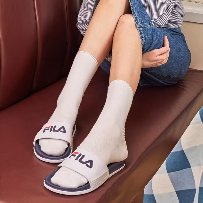 Ngày mưa gió đi giày dép cao su sành điệu nàng nào chẳng mê