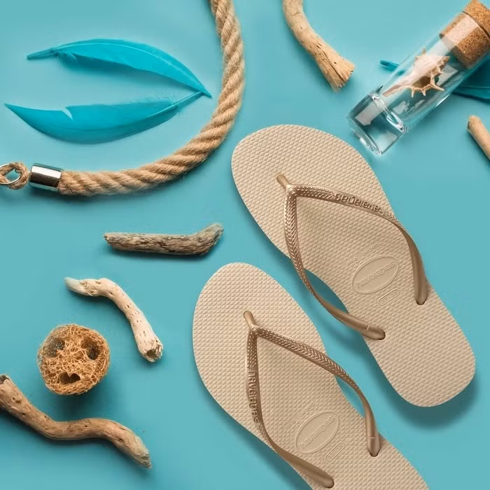 Ngày mưa gió đi giày dép cao su sành điệu nàng nào chẳng mê