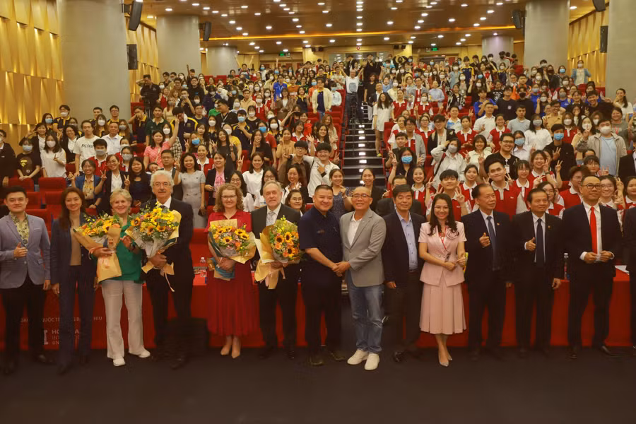 Ban Giám hiệu và các diễn giả chụp hình với tập thể sinh viên học sinh tham gia buổi giao lưu