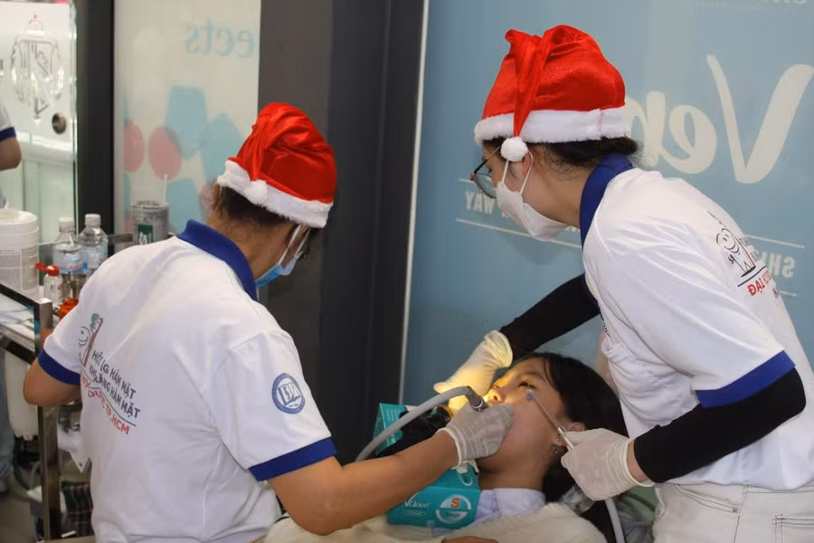 Nha sĩ của Hội Răng Hàm Mặt TPHCM khám răng cho em nhỏ. Ảnh: BTC Nha sĩ của Hội Răng Hàm Mặt TPHCM khám răng cho em nhỏ. Ảnh: BTC