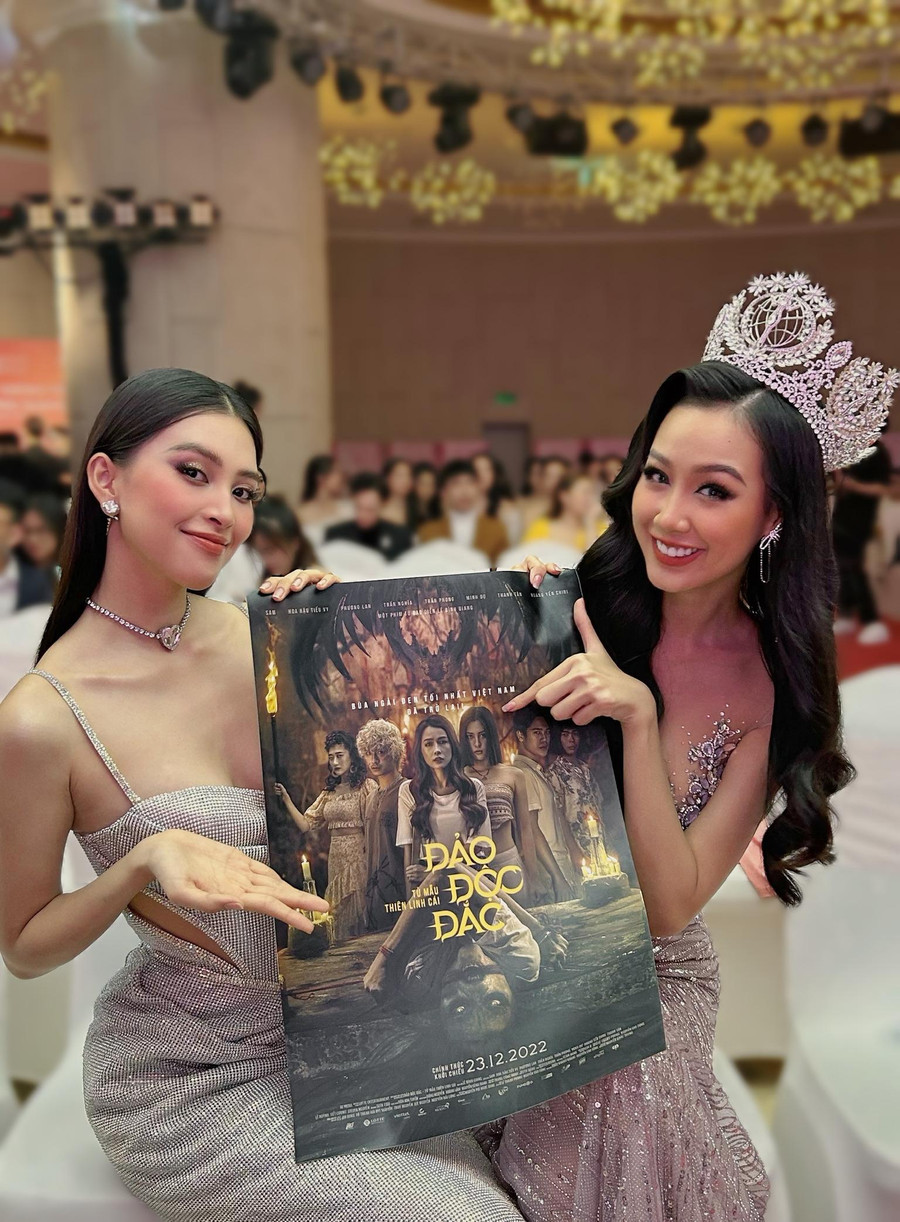 Tiểu Vy đã đến tận vị trí ngồi để kêu gọi Hoa hậu Bảo Ngọc PR cho bộ phim của mình. Tiểu Vy đã đến tận vị trí ngồi để kêu gọi Hoa hậu Bảo Ngọc PR cho bộ phim của mình.