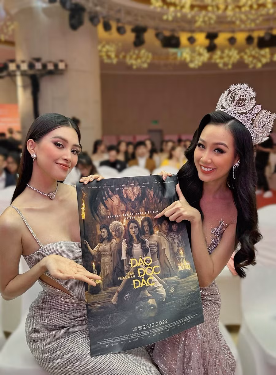 Tiểu Vy đã đến tận vị trí ngồi để kêu gọi Hoa hậu Bảo Ngọc PR cho bộ phim của mình. Tiểu Vy đã đến tận vị trí ngồi để kêu gọi Hoa hậu Bảo Ngọc PR cho bộ phim của mình.