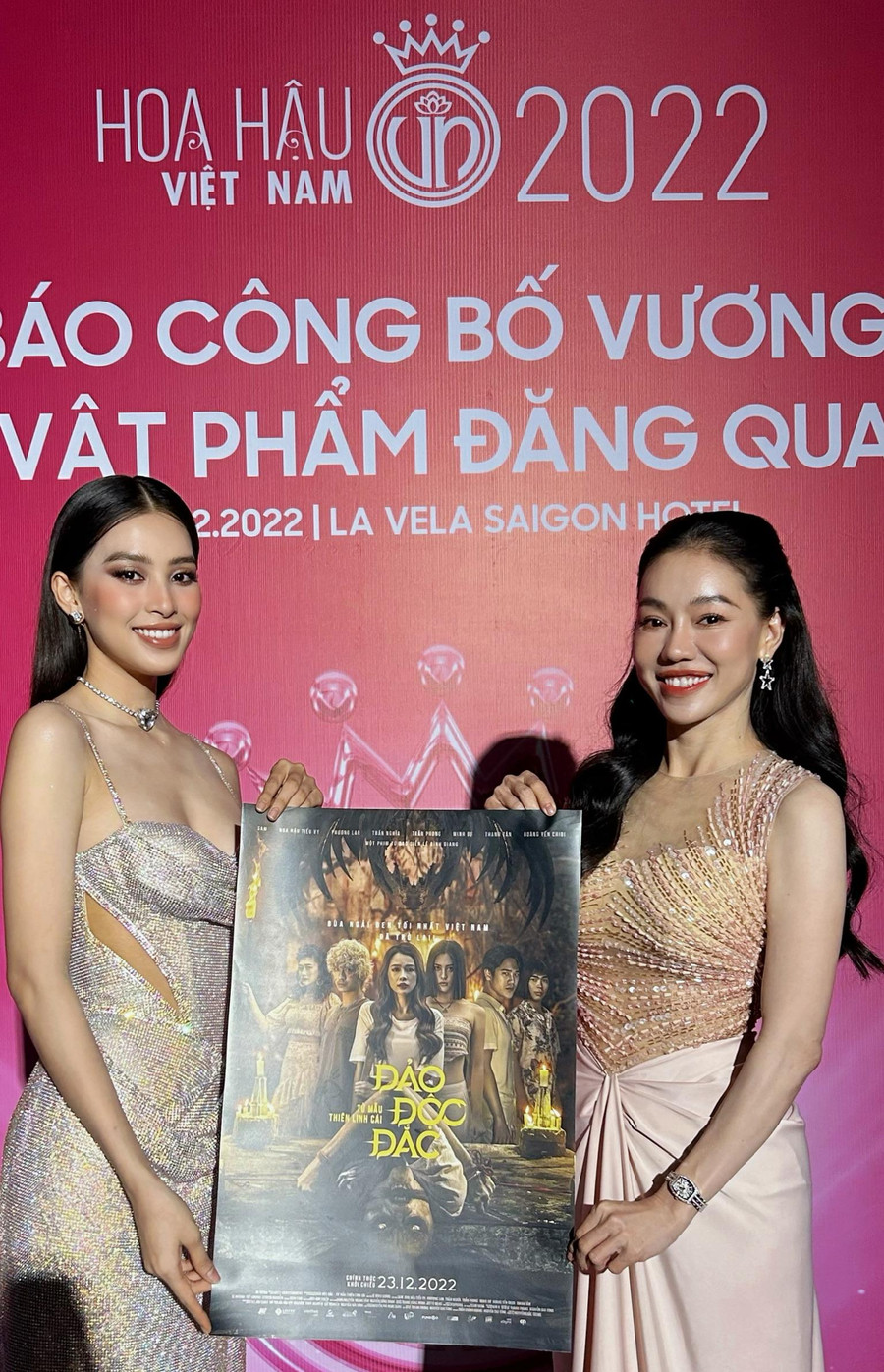 Bà trùm Hoa hậu Phạm Kim Dung cũng không thoát khỏi “chiêu trò” của Tiểu Vy. Bà trùm Hoa hậu Phạm Kim Dung cũng không thoát khỏi “chiêu trò” của Tiểu Vy.