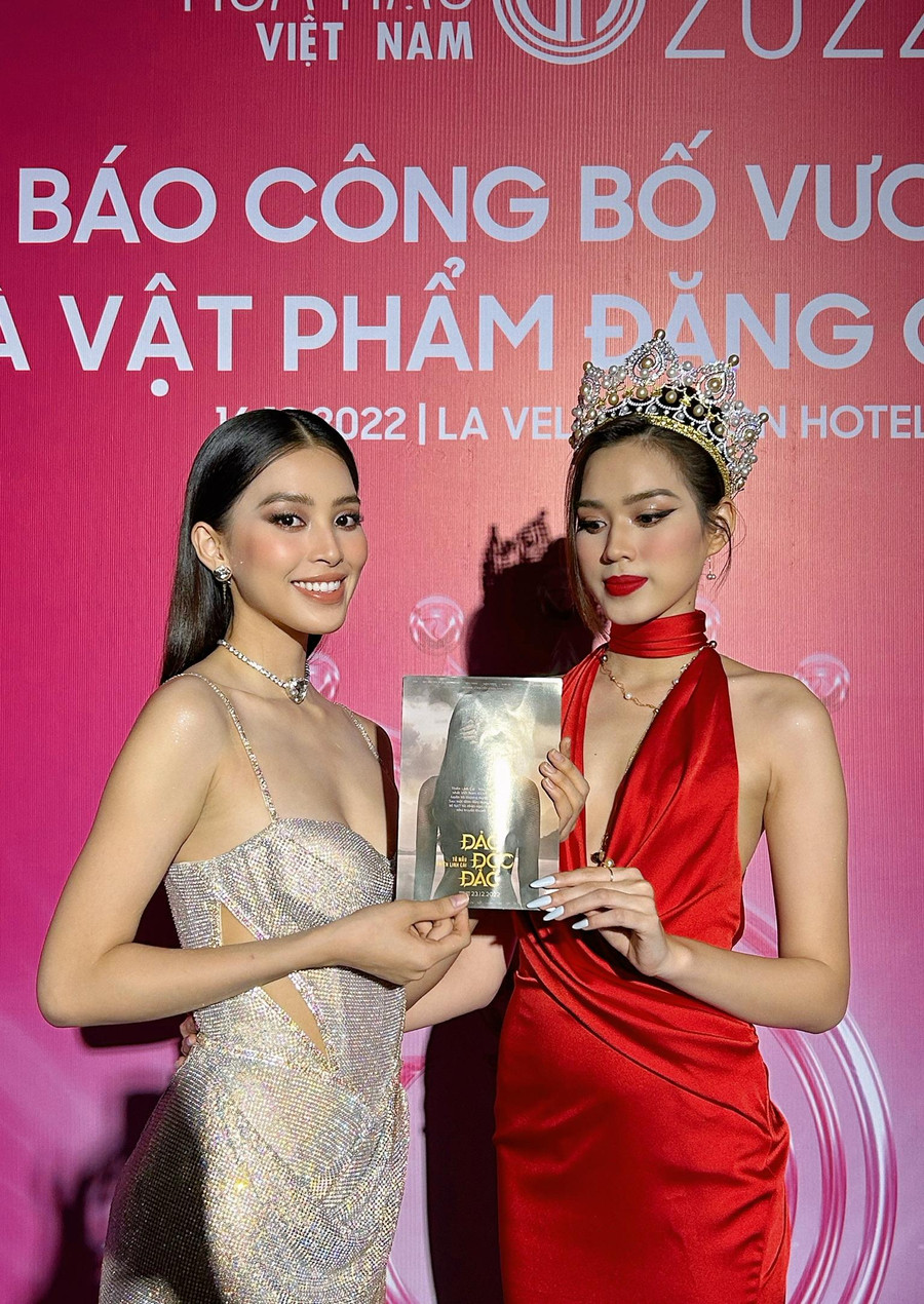 Hoa hậu Đỗ Hà biểu cảm bất hợp tác để trêu chọc Tiểu Vy. Hoa hậu Đỗ Hà biểu cảm bất hợp tác để trêu chọc Tiểu Vy.