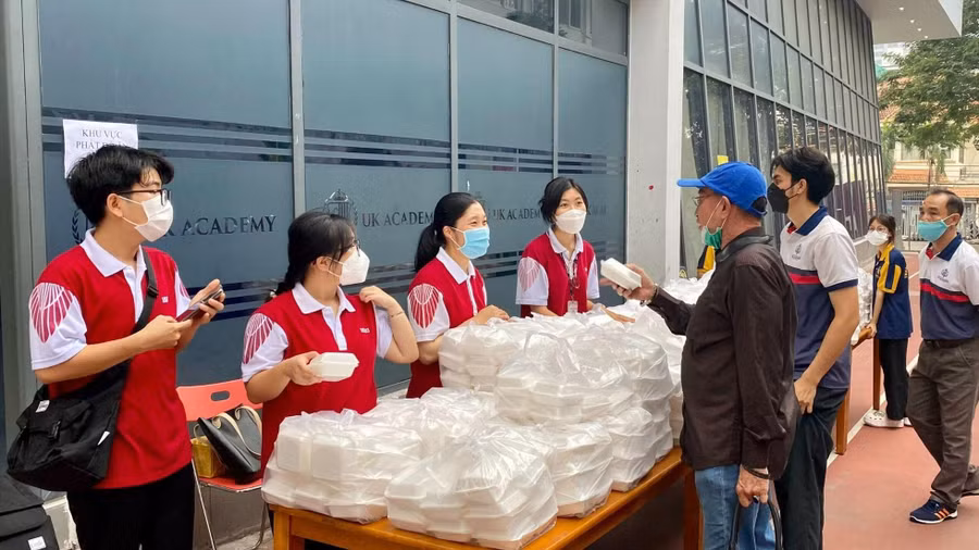 Học sinh - sinh viên trong hệ thống giáo dục Nguyễn Hoàng thường xuyên tham gia chương trình thiện nguyện. Ảnh BTC Học sinh - sinh viên trong hệ thống giáo dục Nguyễn Hoàng thường xuyên tham gia chương trình thiện nguyện. Ảnh BTC