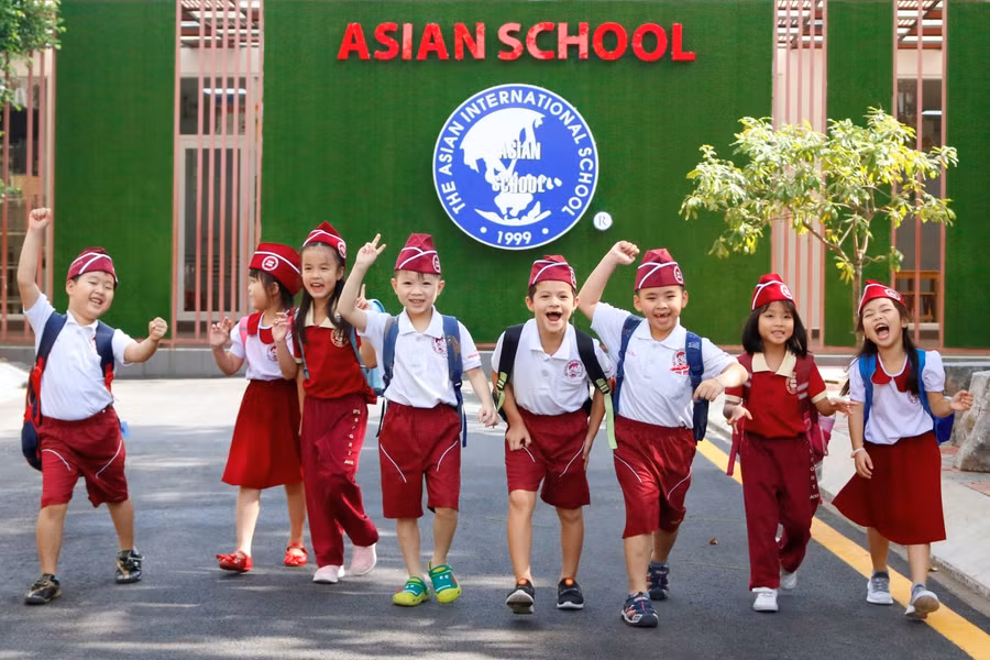 Asian School đào tạo từ lớp 1-12, kết hợp song song chương trình của Bộ GD&amp;ĐT và chương trình quốc tế theo tiêu chuẩn bậc phổ thông của American Education Reaches Out (AERO) và Common Core State Standards (Mỹ).