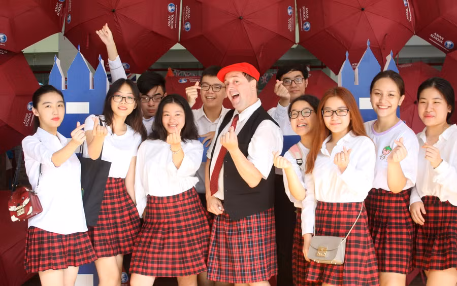 Asian School được biết đến với môi trường giáo dục đa văn hóa, khuyến khích học sinh sáng tạo, tư duy phản biện, tôn trọng ý kiến và phương pháp tiếp cận mới của các cá nhân.