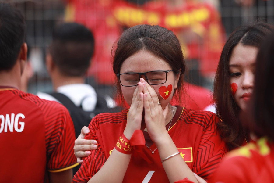 CĐV nghẹn ngào, rơi nước mắt khi U23 Việt Nam thua trên loạt đá 11m trước U23 UAE ảnh 3 Chú thích ảnh