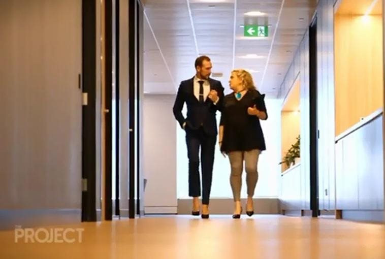 Người đàn ông duy nhất trên đời đi làm hằng ngày trên đôi giày cao... 15 phân ảnh 2 Người đàn ông duy nhất trên đời đi làm hằng ngày trên đôi giày cao... 15 phân ảnh 2