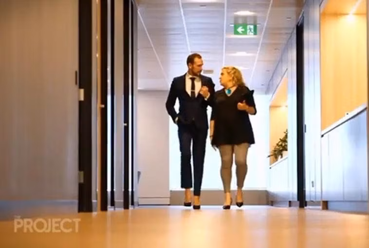 Người đàn ông duy nhất trên đời đi làm hằng ngày trên đôi giày cao... 15 phân ảnh 2